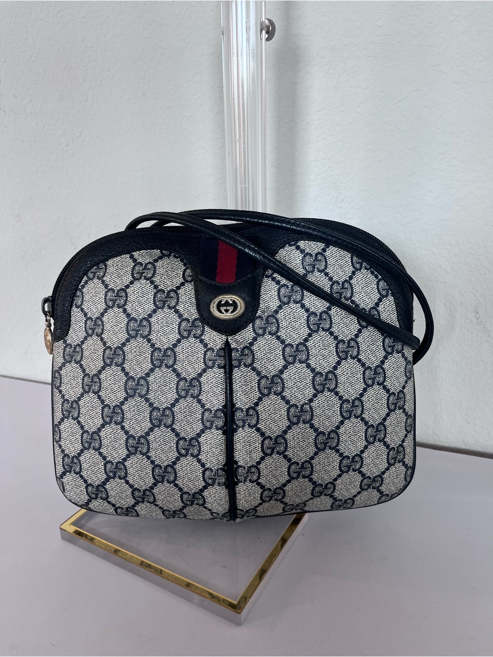 GUCCI GG SUPREME SHERRY LINE SHOULDER BAG.